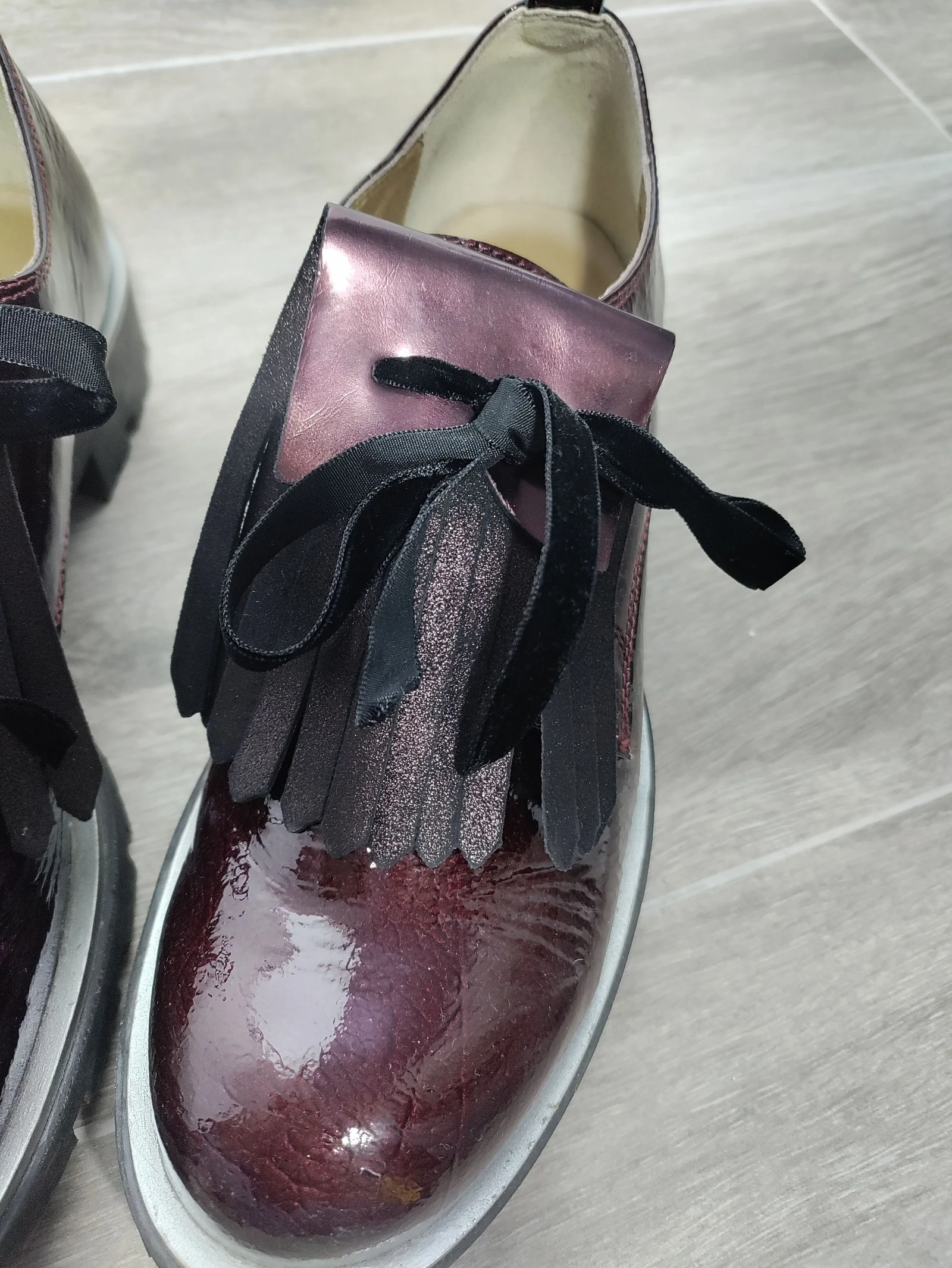 Zapatos Unisa burdeos charol con flecos y suela track – Talla 39 – photo 6